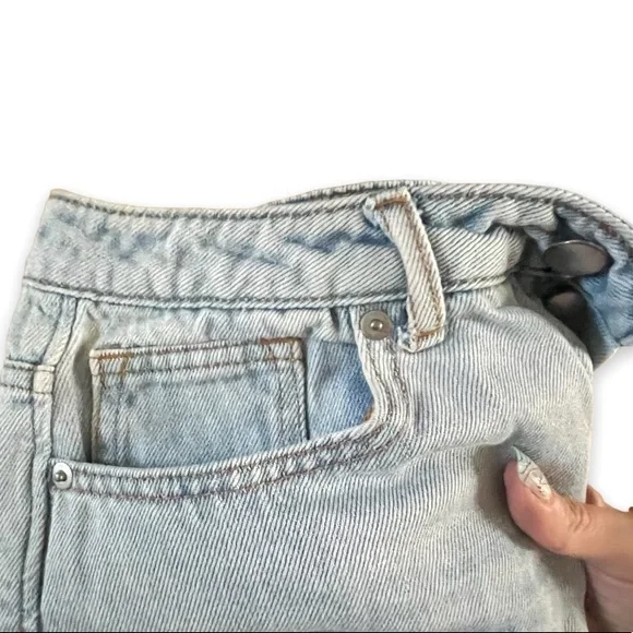 H&M Woman’s Light Blue Scallop-Hem Low Waist Denim Shorts Size: 8 - Picture 11 of 12